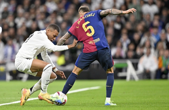 Mbappe trong trận Real Madrid thua Barcelona 0-4 Mbappe đi bóng trong trận Real Madrid thua Barcelona 0-4