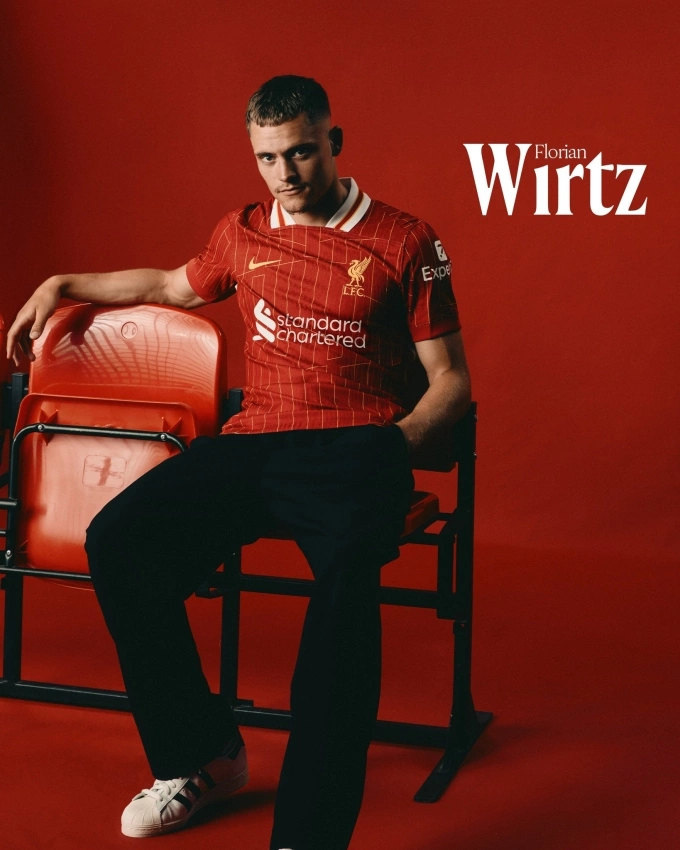 Florian Wirtz gia nhập Liverpool Wirtz trong lễ ra mắt và ký hợp đồng với Liverpool ngày 20/6/2025.