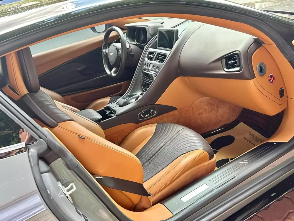 Nắp ca-pô Aston Martin DB11 Nắp ca-pô Aston Martin DB11