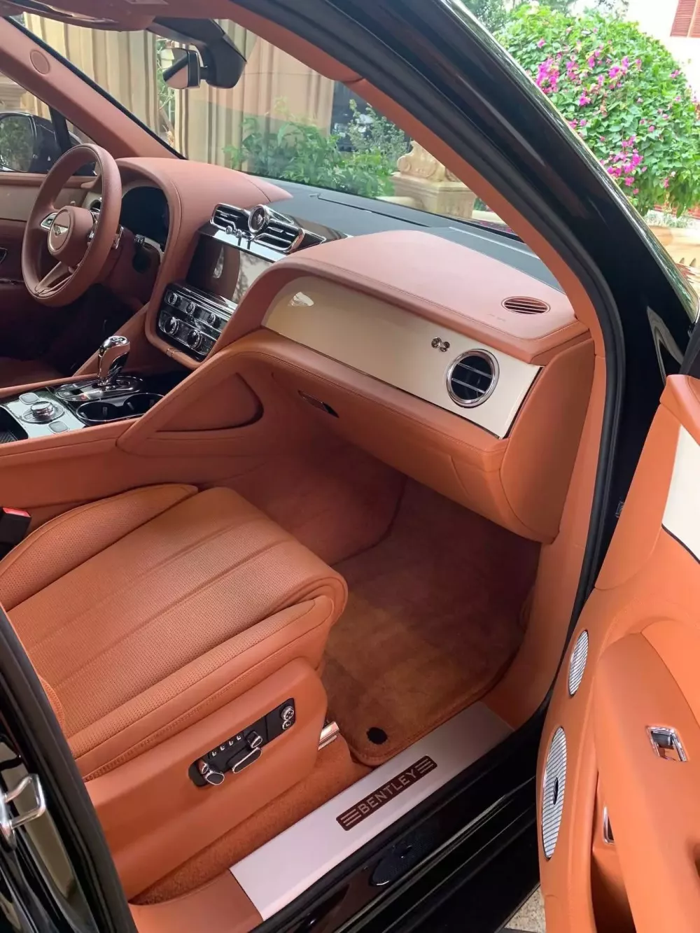 Nội thất Bentley Bentayga EWB Azure Nội thất Bentley Bentayga EWB Azure