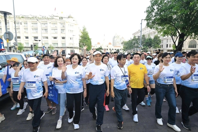 Bí thư Nguyễn Văn Nên tham gia giải chạy Bí thư Nguyễn Văn Nên cùng Thống đốc Ngân hàng Nhà nước Nguyễn Thị Hồng đi bộ