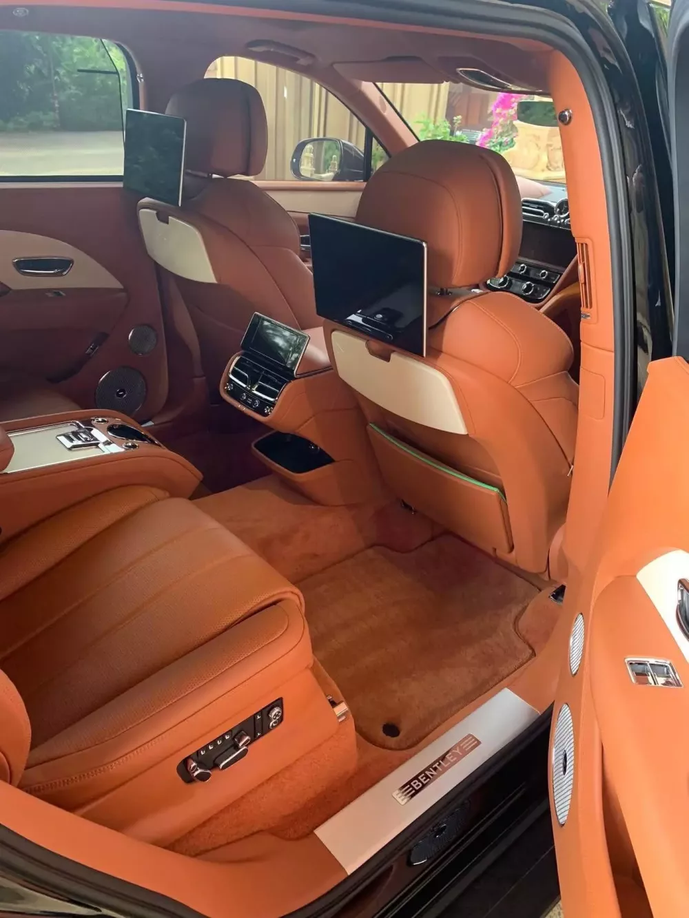 Bentley Bentayga EWB Azure Bentley Bentayga EWB Azure