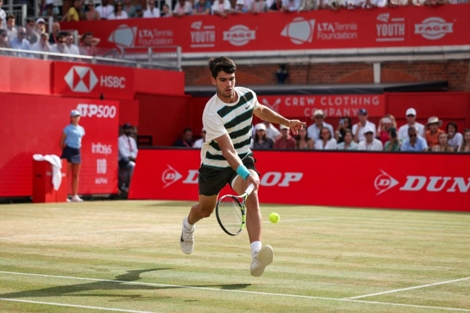 Alcaraz trong trận gặp Bautista Agut Alcaraz trong trận gặp Bautista Agut