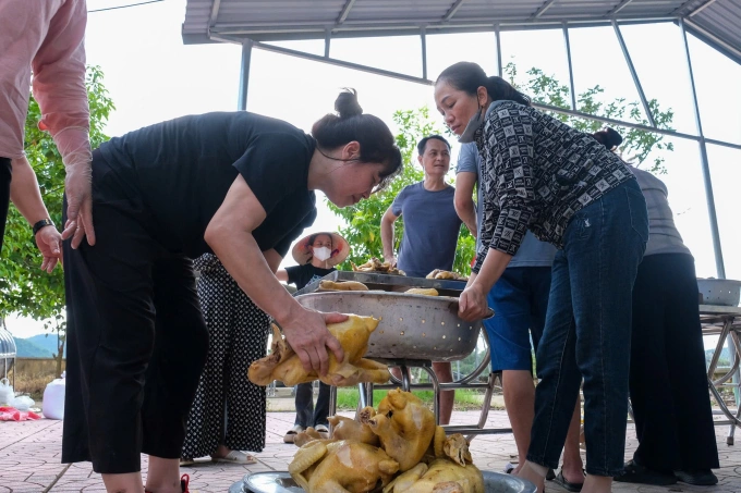 Phụ huynh chuẩn bị đồ ăn cho học sinh