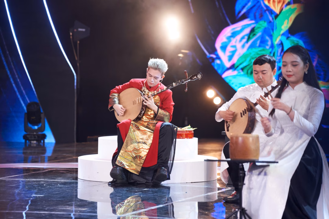 Quang Anh gây bất ngờ khi thể hiện khả năng chơi đàn nguyệt. Quang Anh gây bất ngờ khi thể hiện khả năng chơi đàn nguyệt.
