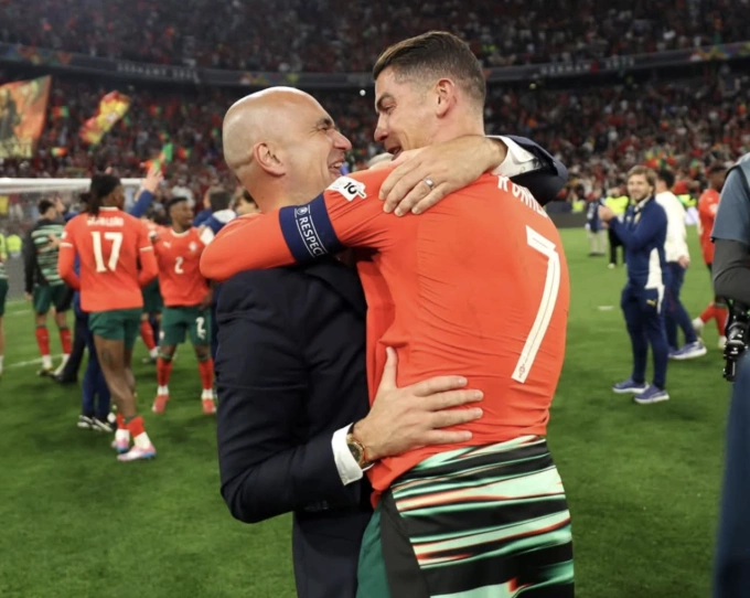 HLV Martinez và Cristiano Ronaldo HLV Martinez (trái) ôm Cristiano Ronaldo sau khi Bồ Đào Nha thắng Tây Ban Nha