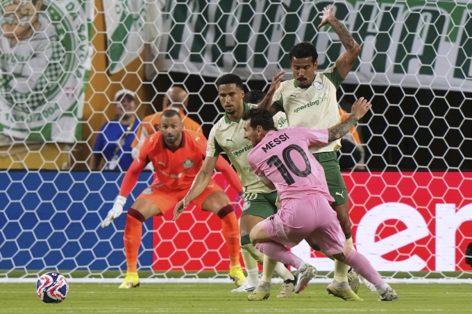 Lionel Messi trong trận Inter Miami hòa Palmeiras Lionel Messi (số 10) đi bóng trước hậu vệ Murilo