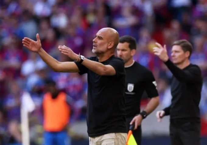 Guardiola trong trận chung kết Cup FA Guardiola chỉ đạo Man City
