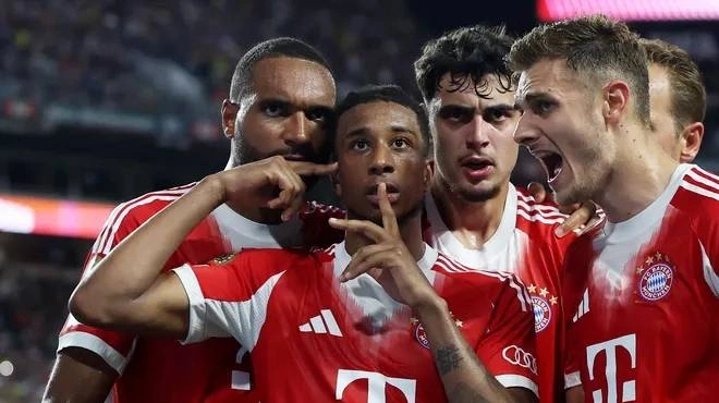 Cầu thủ Bayern mừng bàn thắng Cầu thủ Bayern mừng bàn thắng