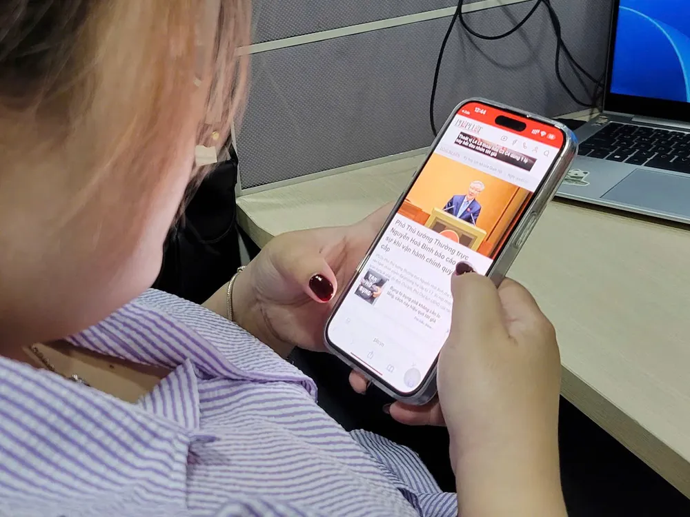 Người trẻ đọc tin trên điện thoại Báo chí thời công nghệ số: Người trẻ đọc tin, tìm hiểu xã hội chỉ qua một cú chạm trên điện thoại.