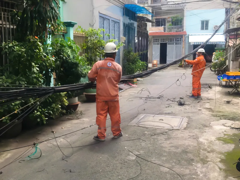 Cơ quan chức năng nâng đường dây điện Sau khi Báo Pháp Luật TP.HCM phản ánh, cơ quan chức năng đã kịp thời nâng đường dây điện, đảm bảo an toàn cho người dân.