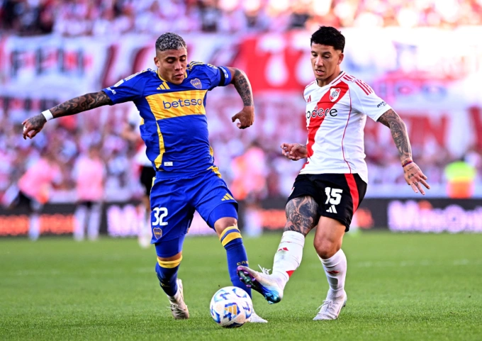 Ayrton Costa trong màu áo Boca Juniors Ayrton Costa tranh bóng với Sebastian Driussi