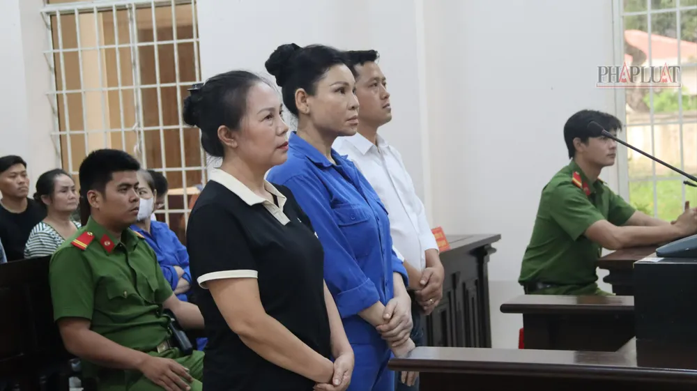 Bị cáo Lâm Thị Thu Trà (đứng giữa) cùng 2 bị cáo Lan, Việt Anh nghe tòa tuyên án về tội cho vay lãi nặng trong giao dịch dân sự. Riêng bị cáo Trà bị nhận thêm mức án hơn 12 năm tù về tội rửa tiền. Tòa tuyên án vụ 'Nữ đại gia Vũng Tàu' cho vay lãi nặng hơn 931 tỉ đồng, rửa tiền bằng cách mua bất động sản