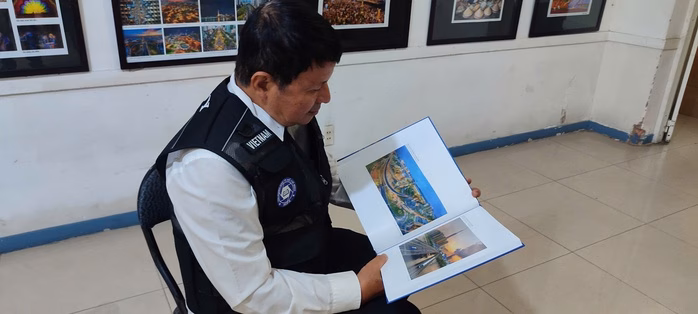 Nghệ sĩ nhiếp ảnh Đoàn Hoài Trung, Chủ tịch Hội Nhiếp ảnh TP HCM, giới thiệu cuốn sách ảnh Nghệ sĩ nhiếp ảnh Đoàn Hoài Trung giới thiệu cuốn sách ảnh
