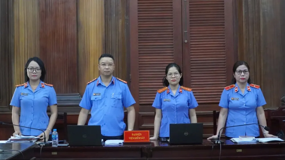 Đại diện VKS giữ quyền công tố và kiểm sát xét xử tại phiên tòa. Đại diện VKS giữ quyền công tố và kiểm sát xét xử tại phiên tòa.