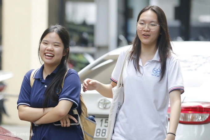Thí sinh thi vào lớp 10 trường THPT chuyên Sư phạm Thí sinh tham gia kỳ thi vào lớp 10 trường THPT chuyên Sư phạm