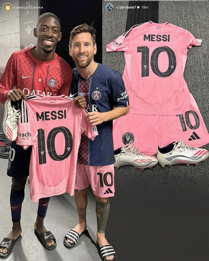 Ousmane Dembele và Lionel Messi Ousmane Dembele chụp ảnh và xin bộ trang phục thi đấu của Lionel Messi