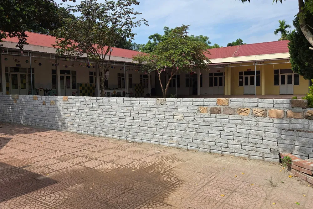 Tường rào giữa sân trường mầm non