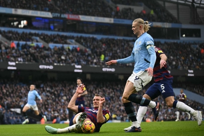 Haaland trong màu áo Man City Haaland đi bóng trong trận Man City thắng Newcastle 4-0