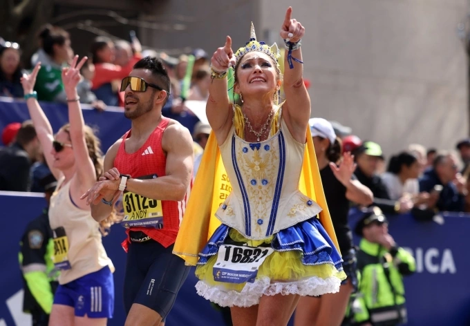Boston Marathon 2025 Các runner hào hứng khi về đích tại Boston Marathon 2025