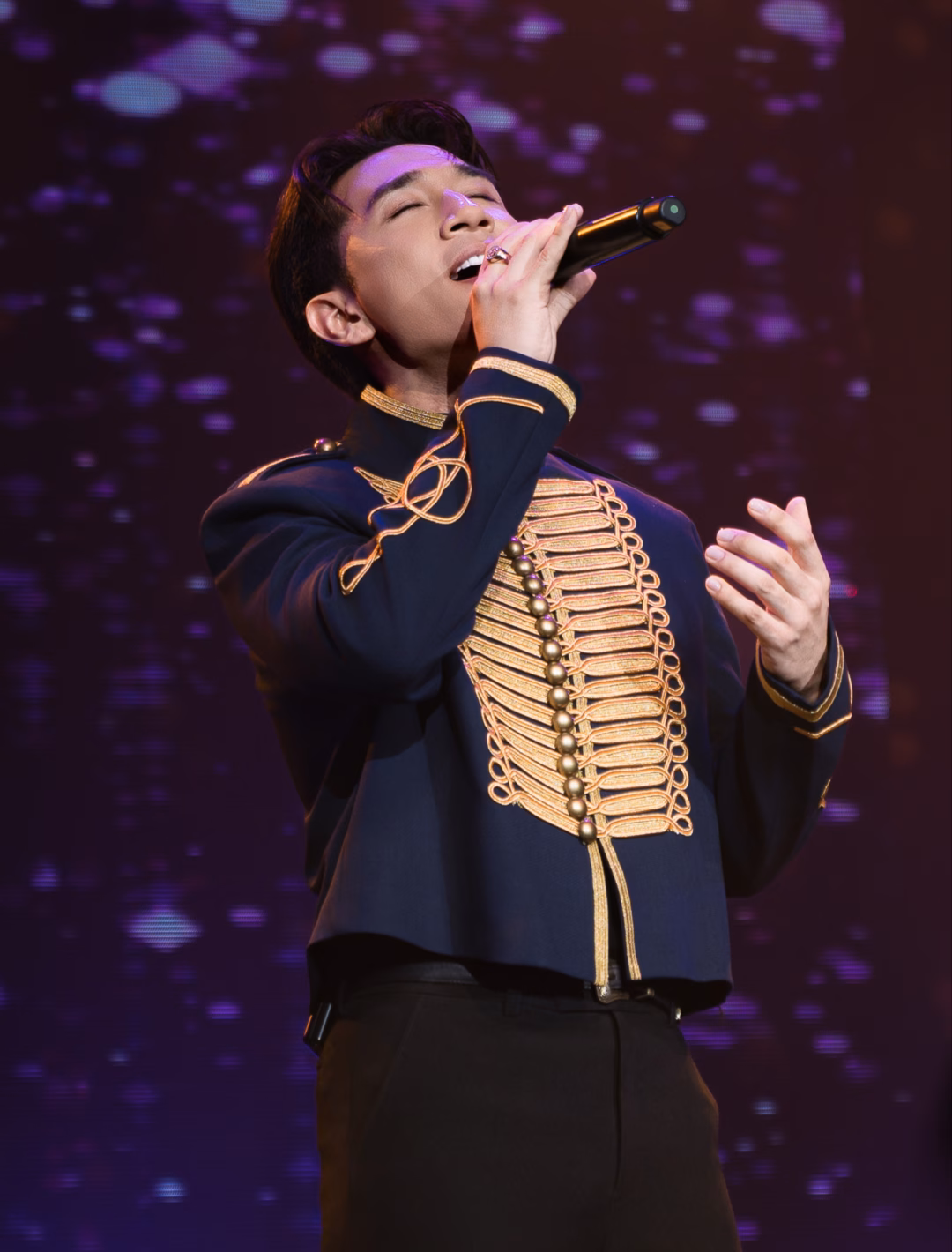Dương Edward thể hiện ca khúc mới