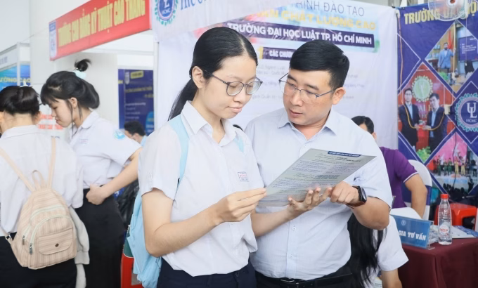 Thí sinh tìm hiểu thông tin tuyển sinh Đại học Luật TP HCM