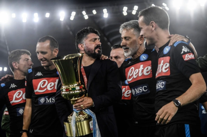 Gennaro Gattuso Gennaro Gattuso cùng Napoli vô địch Cup Italy