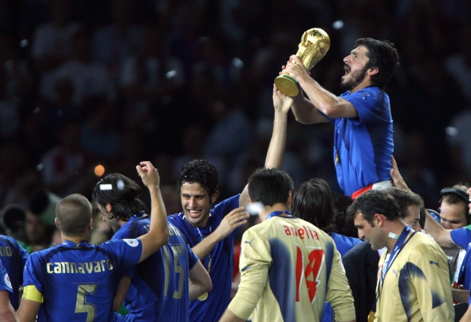 Gennaro Gattuso Gennaro Gattuso trong màu áo tuyển Italy