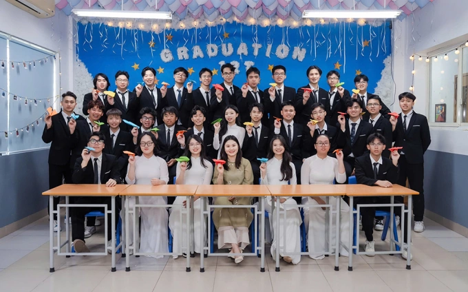 Cô Linh cùng các học sinh khối 12 Cô Linh cùng các học sinh khối 12