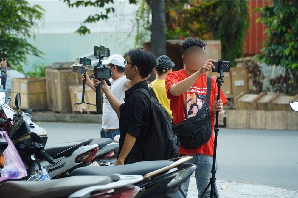 Youtuber và Tiktoker trước cổng tòa
