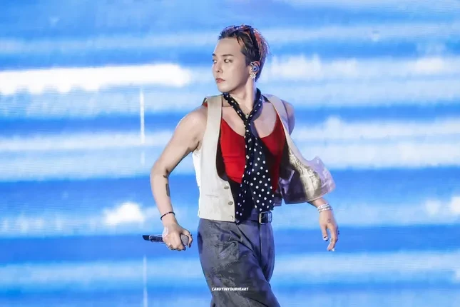 G-Dragon tại đêm nhạc K-Star Spark in Vietnam 2025 G-Dragon biểu diễn tại sân Mỹ Đình