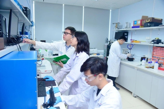 Sinh viên ngành Hóa học thực hành trong phòng thí nghiệm Sinh viên ngành Hóa học thực hành trong phòng thí nghiệm