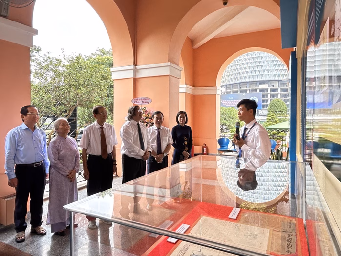 Khách tham quan triển lãm Khách tham quan triển lãm