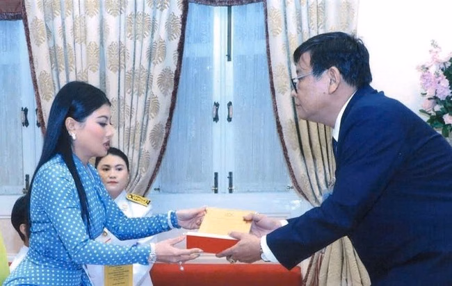 Tác giả Nguyễn Một nhận Giải thưởng Văn học ASEAN tại Thái Lan Tác giả Nguyễn Một nhận Giải thưởng Văn học ASEAN tại Thái Lan