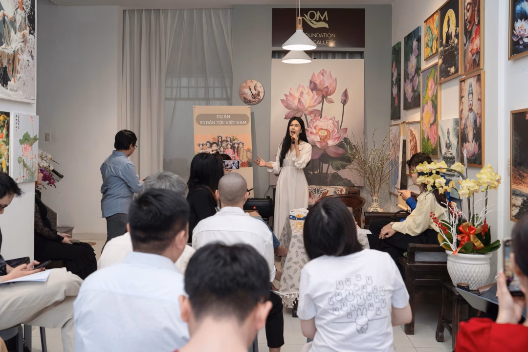 Ca sĩ Phúc Anh trình diễn ca khúc '54 dân tộc Việt Nam' Ca sĩ Phúc Anh trình diễn ca khúc '54 dân tộc Việt Nam'