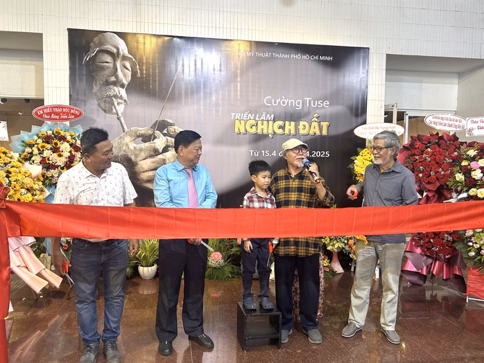Đại biểu cắt băng khai mạc Đại biểu cắt băng khai mạc