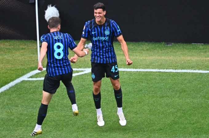 Valentin Carboni mừng bàn ấn định chiến thắng