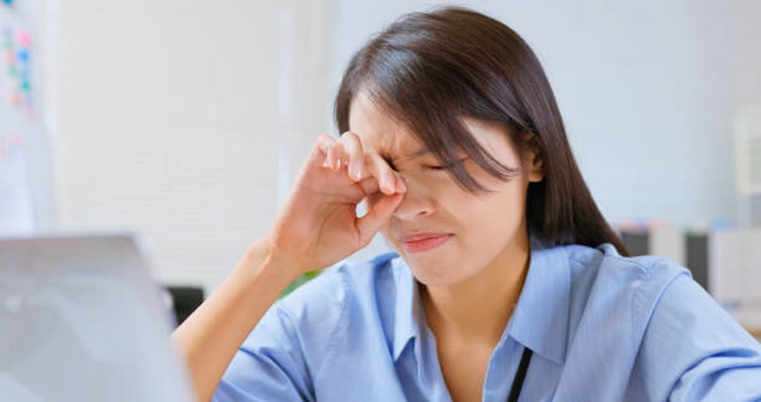 Khô mắt Khô mắt do đeo kính áp tròng