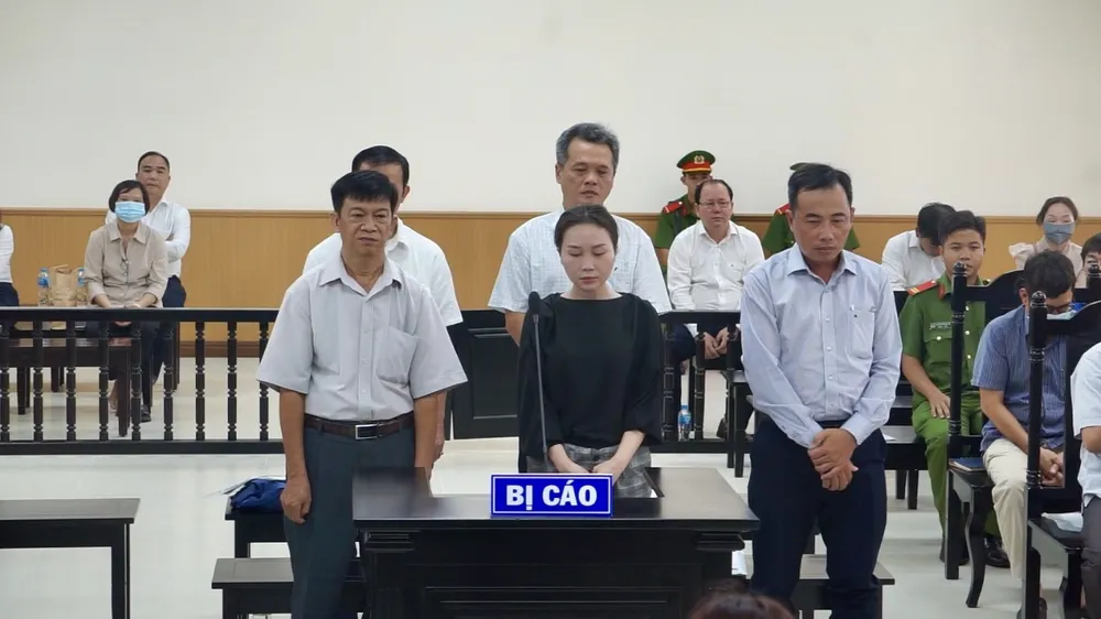 Cựu cán bộ và lãnh đạo phòng khách hàng của ngân hàng hầu toà Cựu cán bộ ngân hàng ở An Giang bị xử lý vì liên quan đến vụ lừa đảo