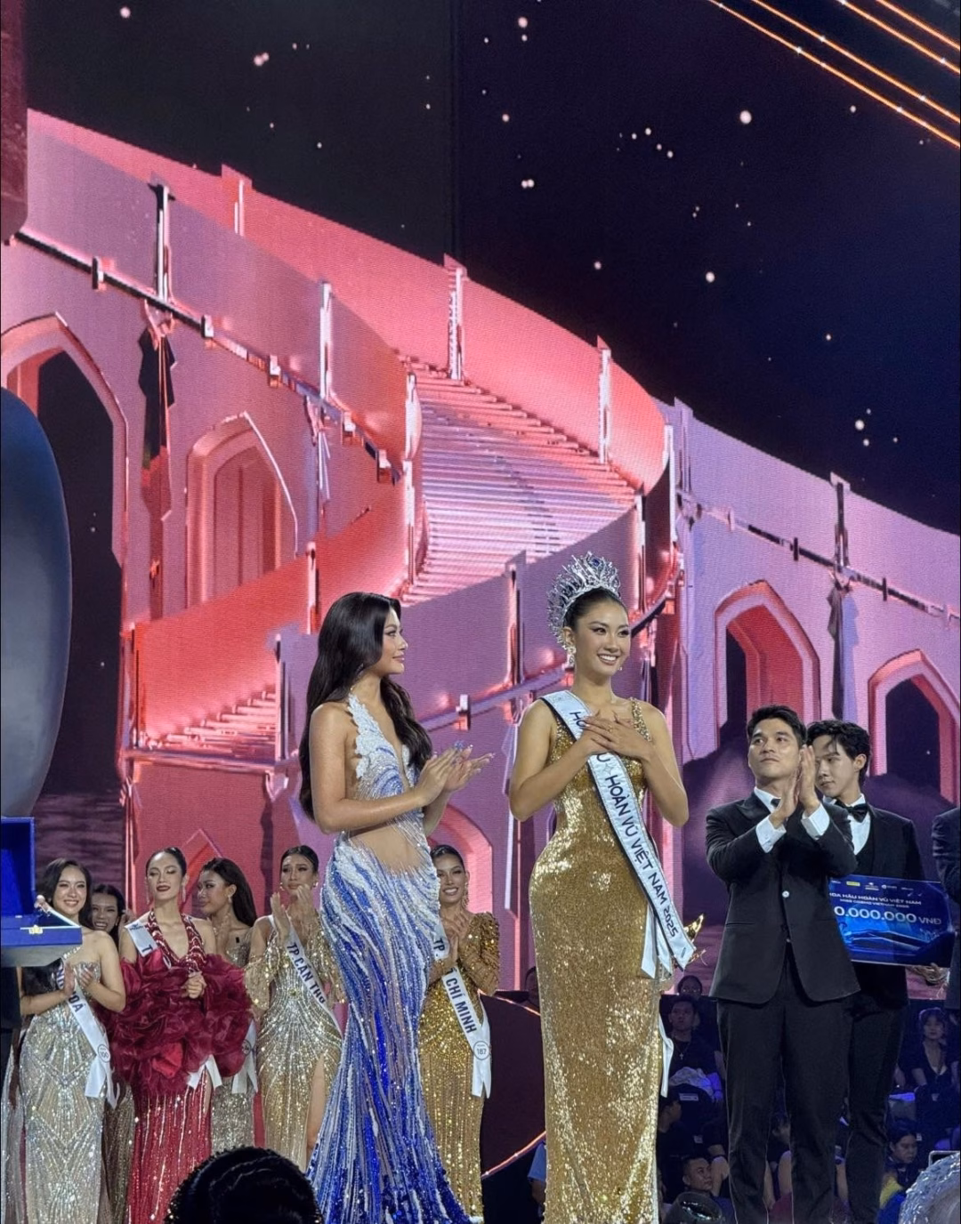 Nguyễn Hoàng Phương Linh và Đỗ Cẩm Ly trong phần thi debate Nguyễn Hoàng Phương Linh và Đỗ Cẩm Ly trong phần thi debate