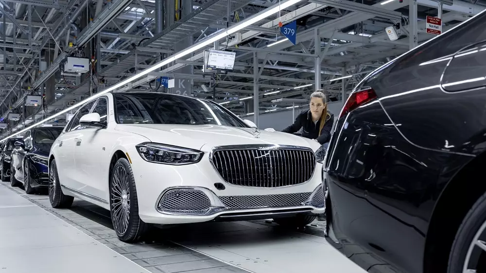 Kiểm tra chất lượng sơn của Mercedes-Benz Kiểm tra chất lượng sơn của Mercedes-Benz