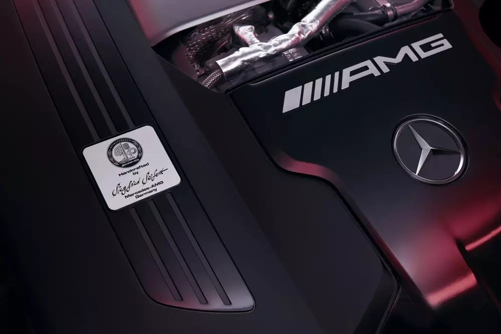 Kỹ sư lắp ráp động cơ Mercedes-AMG Kỹ sư lắp ráp động cơ Mercedes-AMG