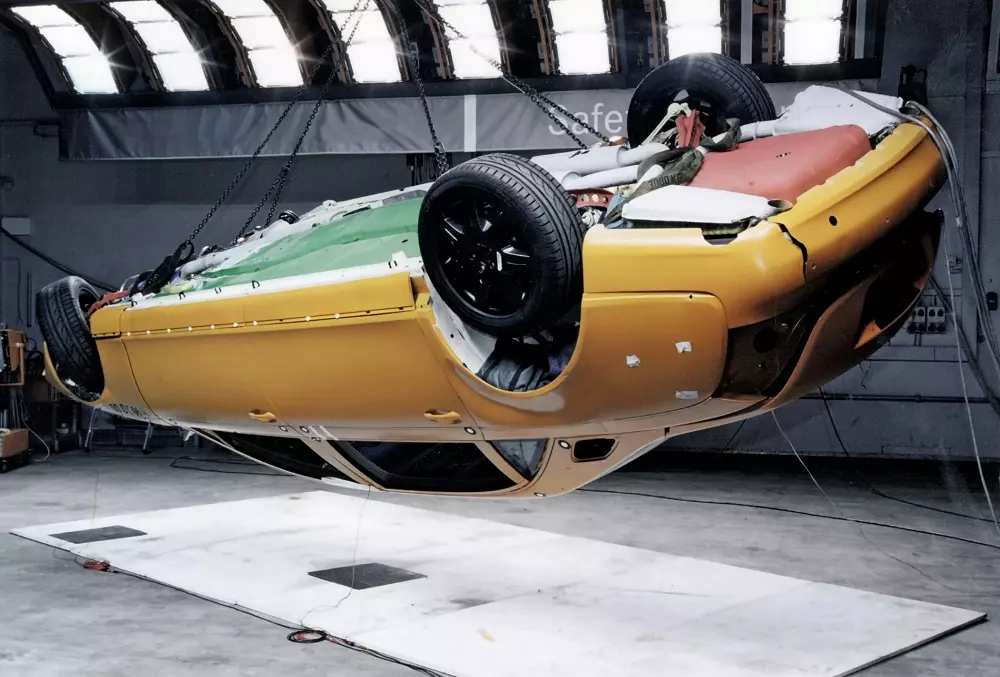 Thử nghiệm Roof Drop của Mercedes-Benz Thử nghiệm Roof Drop của Mercedes-Benz