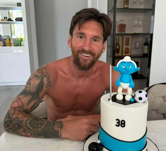 Messi bên cạnh chiếc bánh sinh nhật tuổi 38 Messi bên cạnh chiếc bánh sinh nhật tuổi 38