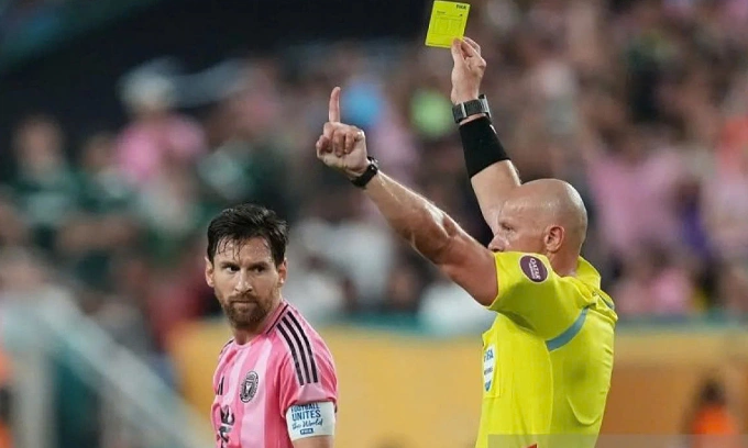Messi nhận thẻ vàng