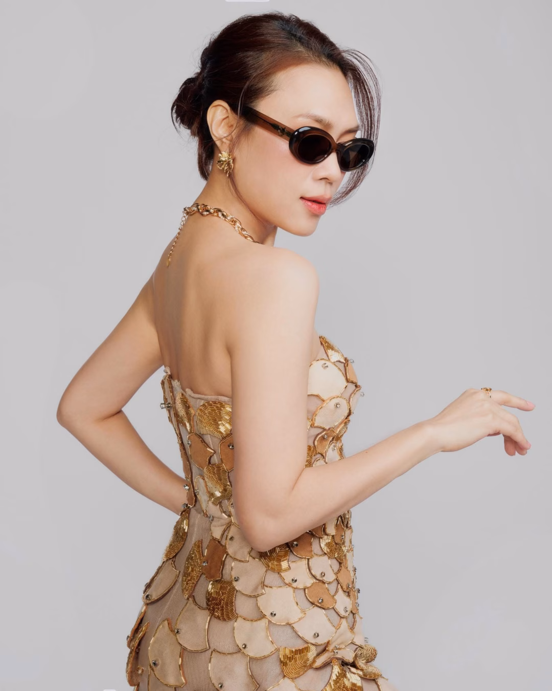 Mỹ Tâm quỳ gối cảm ơn khán giả
