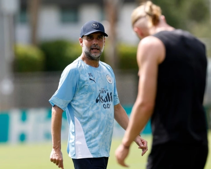 HLV Pep Guardiola trong buổi tập của Man City