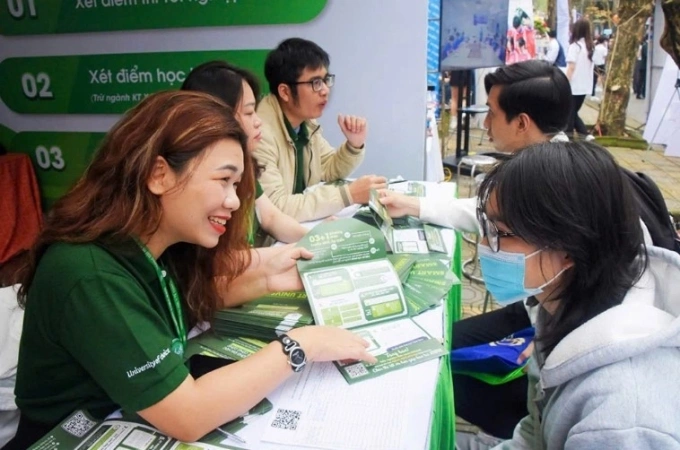 Gian hàng Đại học Y tế Công cộng Học sinh tới gian hàng của trường Đại học Y tế Công cộng