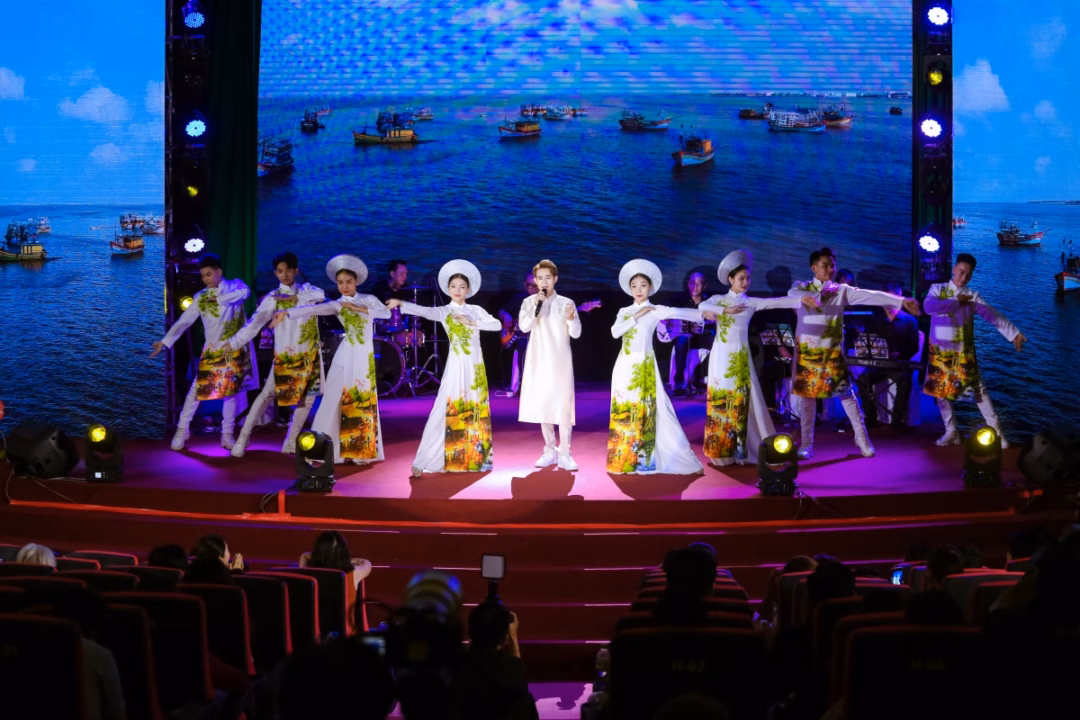 Nguyễn Quốc Linh trong mini show đầu tiên Nguyễn Quốc Linh trong mini show đầu tiên
