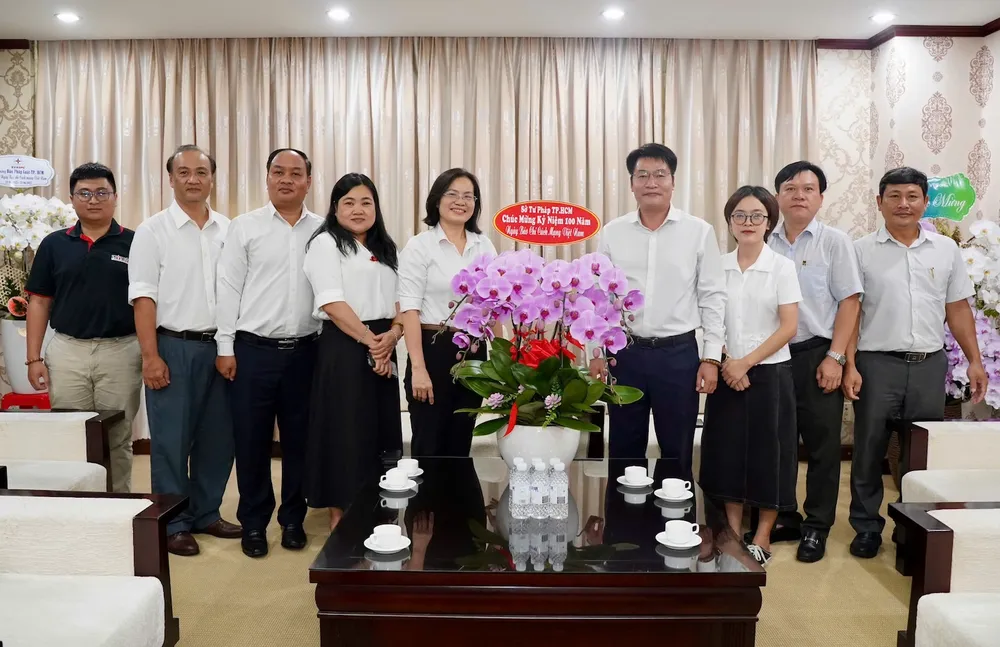 Đoàn Sở Tư pháp TP.HCM thăm và tặng hoa chúc mừng Báo Pháp Luật TP.HCM